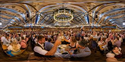 Oktoberfest Çadırında Kutlama